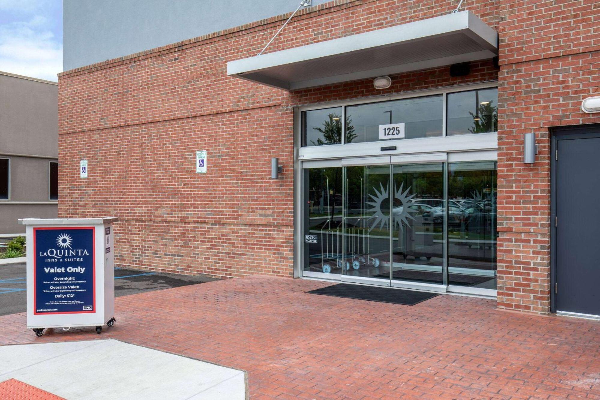 La Quinta Inn & Suites By Wyndham Chattanooga Downtown/South Exterior photo