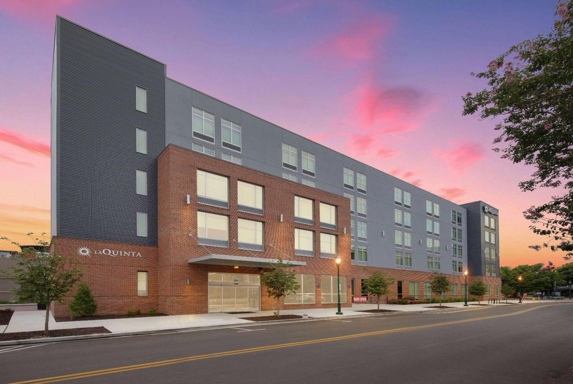 La Quinta Inn & Suites By Wyndham Chattanooga Downtown/South Exterior photo